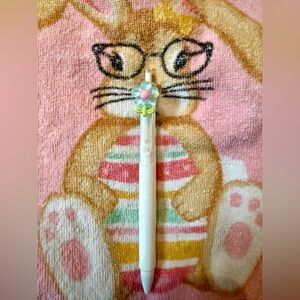 🩵🌸 White Clicky Grippy Quick-Drying Black Ink Gel Pen with Blue Flower Clip